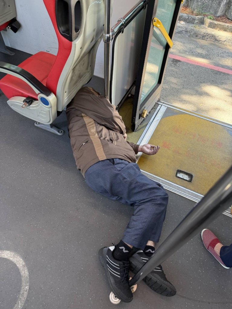 台中公車傳意外! 司機煞車致84歲翁摔倒命危