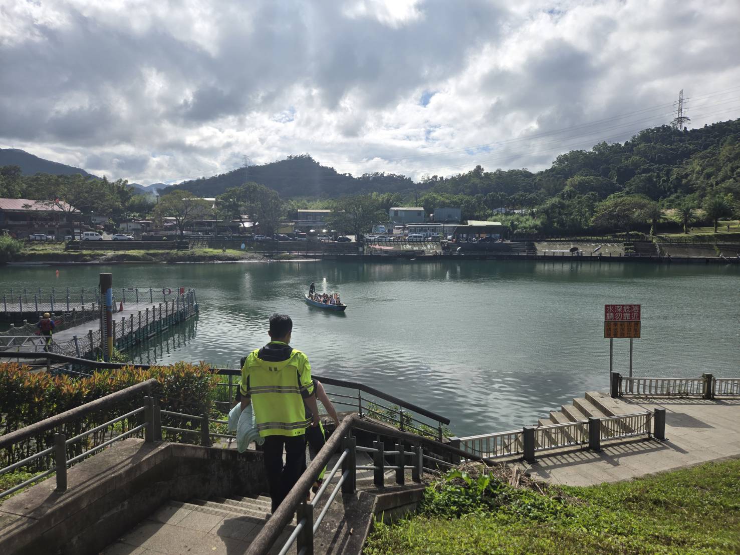警消人員獲報趕抵碧潭東岸渡船頭時，發現黃男已無生命徵象，後續於11時29分將遺體打撈上岸。
