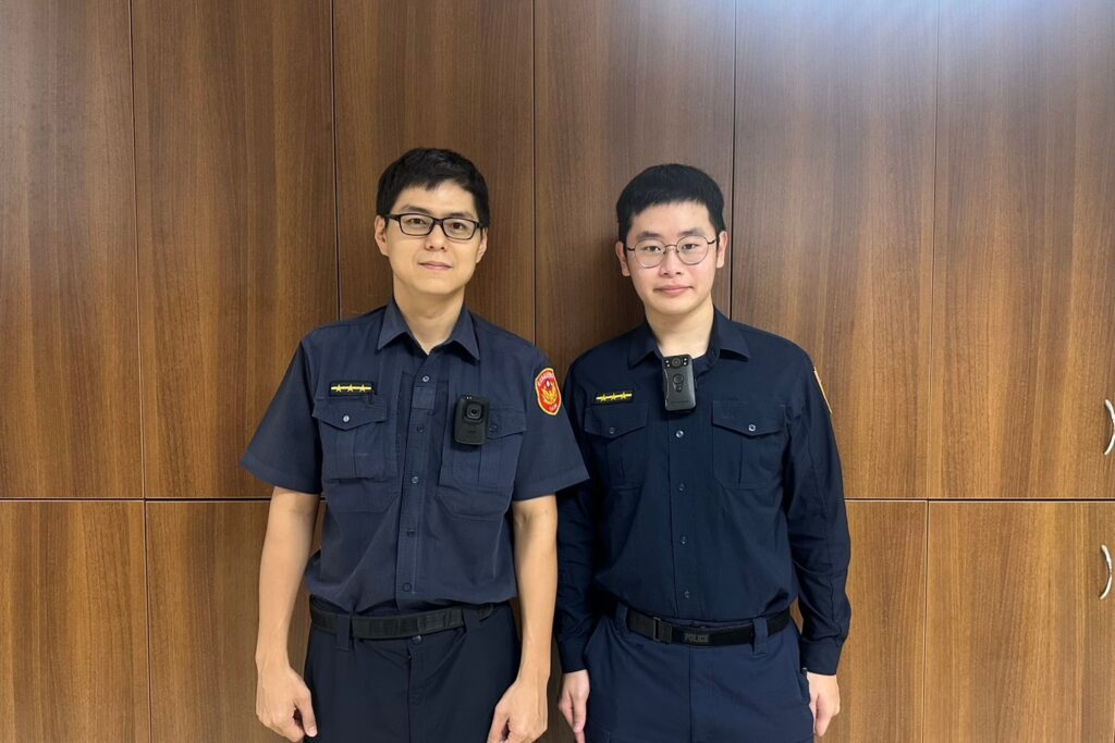 大雨中舉手攔車無人停 中正一暖警化身守護天使助返家 24 MEITU 20251202 100848908