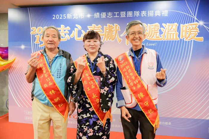守候城市的溫暖力量 新北表揚金志獎志工暨團隊 19 《圖說》三位分享的績優志工 右起陳守德、永冶典子、林映松。〈社會局提供〉