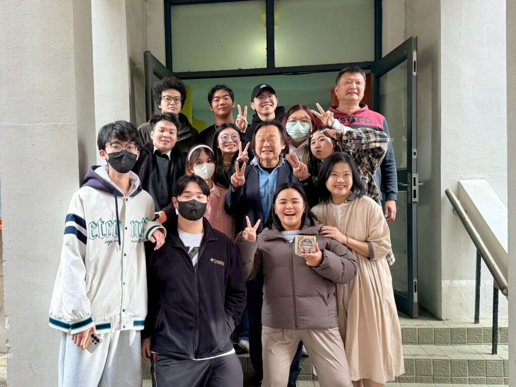 王世堅委員從容攜手產官學 促成三方重棒合作 17 圖:王世堅委員的進場引發了全校學生的高潮,學生們的尖叫聲簡直可以蓋過校園的鐘聲!(台北海大提供)