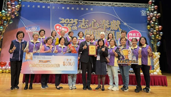 以愛陪伴成果卓越 臺北醫院志工榮獲衛福部及新北市肯定 7 《圖說》臺北醫院志工隊今年12月再榮獲新北市政府「績優志工服務團隊」殊榮,與侯友宜市長合影。〈臺北醫院提供〉