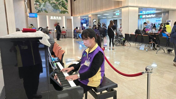 以愛陪伴成果卓越 臺北醫院志工榮獲衛福部及新北市肯定 11 《圖說》音樂志工用音樂讓醫院更有溫度。〈臺北醫院提供〉