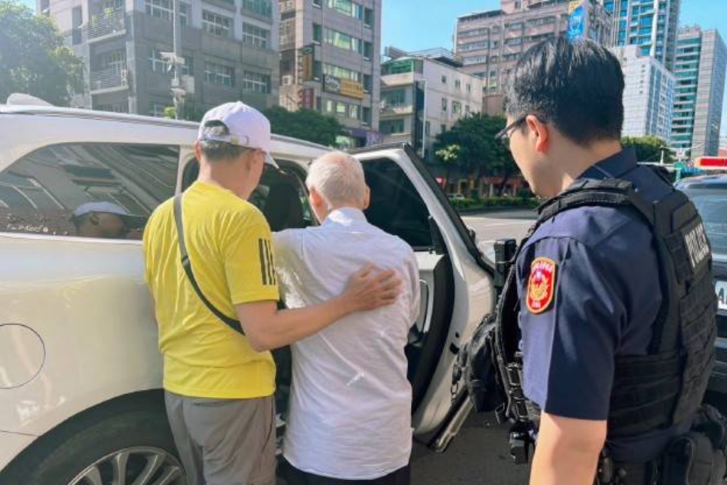 炎熱中午失智翁獨坐街邊 大同暖警溫馨送回家 33 MEITU 20251202 154105538