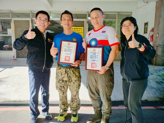關懷退舍高齡榮民 士官團關懷小組攜手台北市榮服處送暖 31 《圖說》士官團關懷小組攜手台北市榮服處關懷退舍高齡榮民,處長黃信仁(左)與組長辜雅貞(右)致贈感謝狀給范盛為(左2)、陳育誠(左3)。〈台北榮服處提供〉