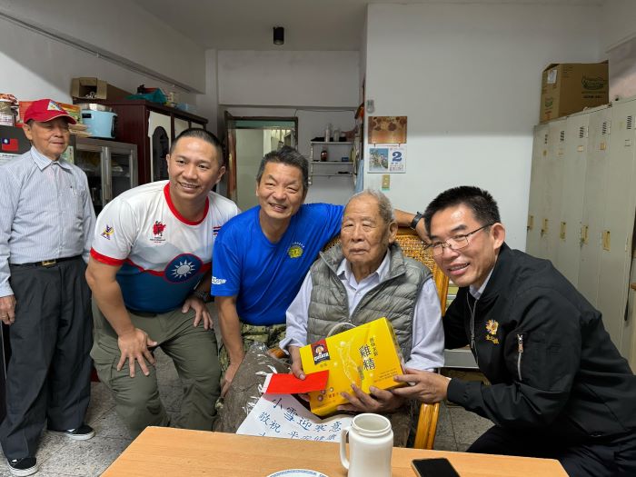 關懷退舍高齡榮民 士官團關懷小組攜手台北市榮服處送暖 32 《圖說》士官團關懷小組陳育誠(左2)、范盛為(中)與黃信仁處長(右)關懷大我退舍高齡榮民徐秀斌(右2),致贈禦寒毛毯與慰問金及桂格水解雞精。〈台北榮服處提供〉