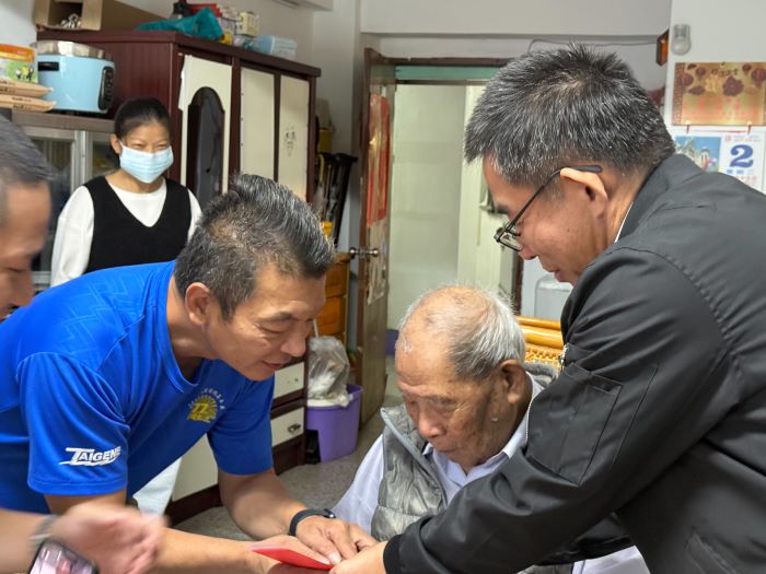 關懷退舍高齡榮民 士官團關懷小組攜手台北市榮服處送暖 33 《圖說》士官團關懷小組范盛為(左)攜手處長黃信仁(右)關懷退舍高齡榮民,致贈慰問金讓伯伯感到相當欣喜備感窩心。〈台北榮服處提供〉