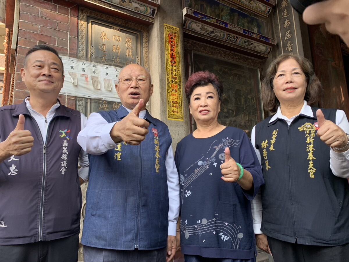 奉天宮何達煌董事長（2）及其夫人（左3）與林秀琴副董事長（右）、陳文忠理事（左）預告開臺媽祖將首次踏上大阿里山地區，祈福山海觀光平安順遂。（圖/記者陳惲朋攝）