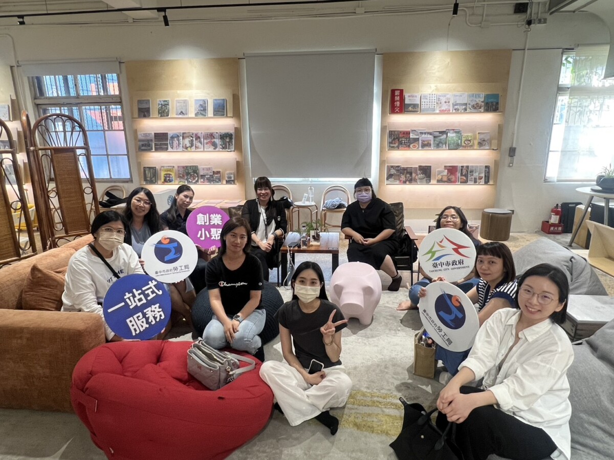 ▲創業小聚學員和業師合照。(圖/中市府提供)
