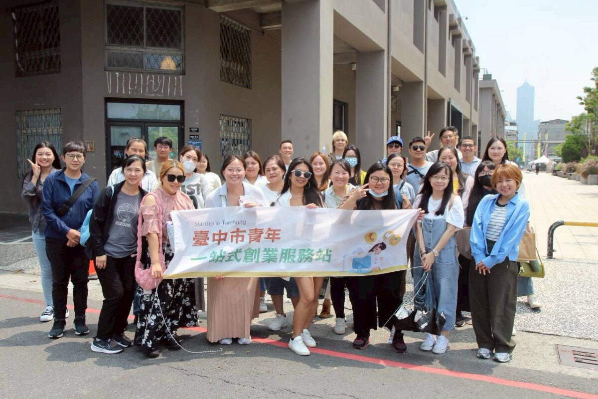▲促進跨縣市的創新交流，至高雄pinway參訪合影。(圖/中市府提供)