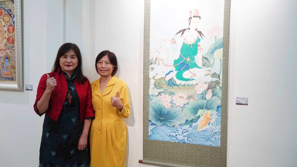 ▲彰化女中為慶祝創校106週年校慶，自12月2日起舉辦「筆韻丹青──書畫聯展」，邀請三位長期耕耘教育與藝文領域的創作者共同展出作品，彰化女中校長陳香妘歡迎民眾踴躍蒞校觀展。（記者林明佑攝）