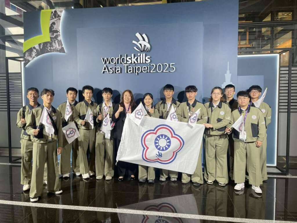 ▲中彰投分署劉秀貞分署長與國手合影。(圖/中彰投分署提供)