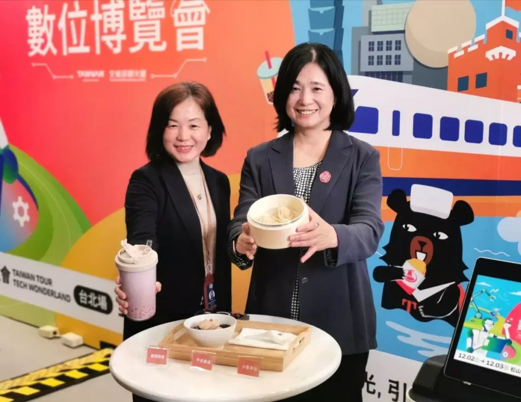 觀光署長陳玉秀展示雙月小籠湯包。