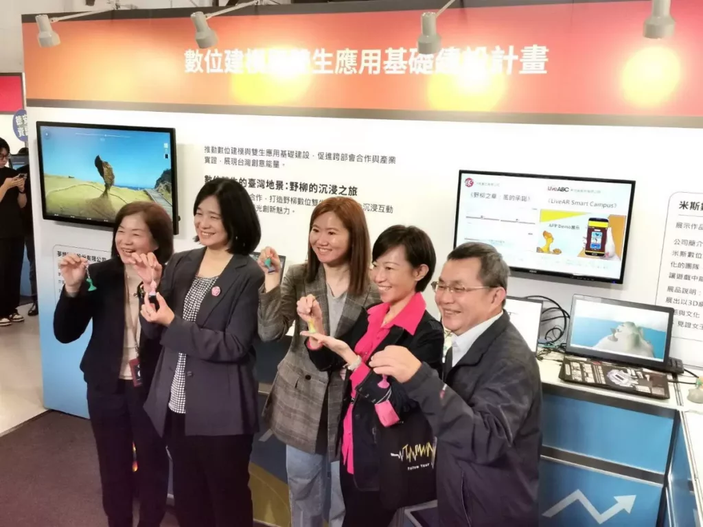觀光署長陳玉秀於攤位前與女王頭商品合影。