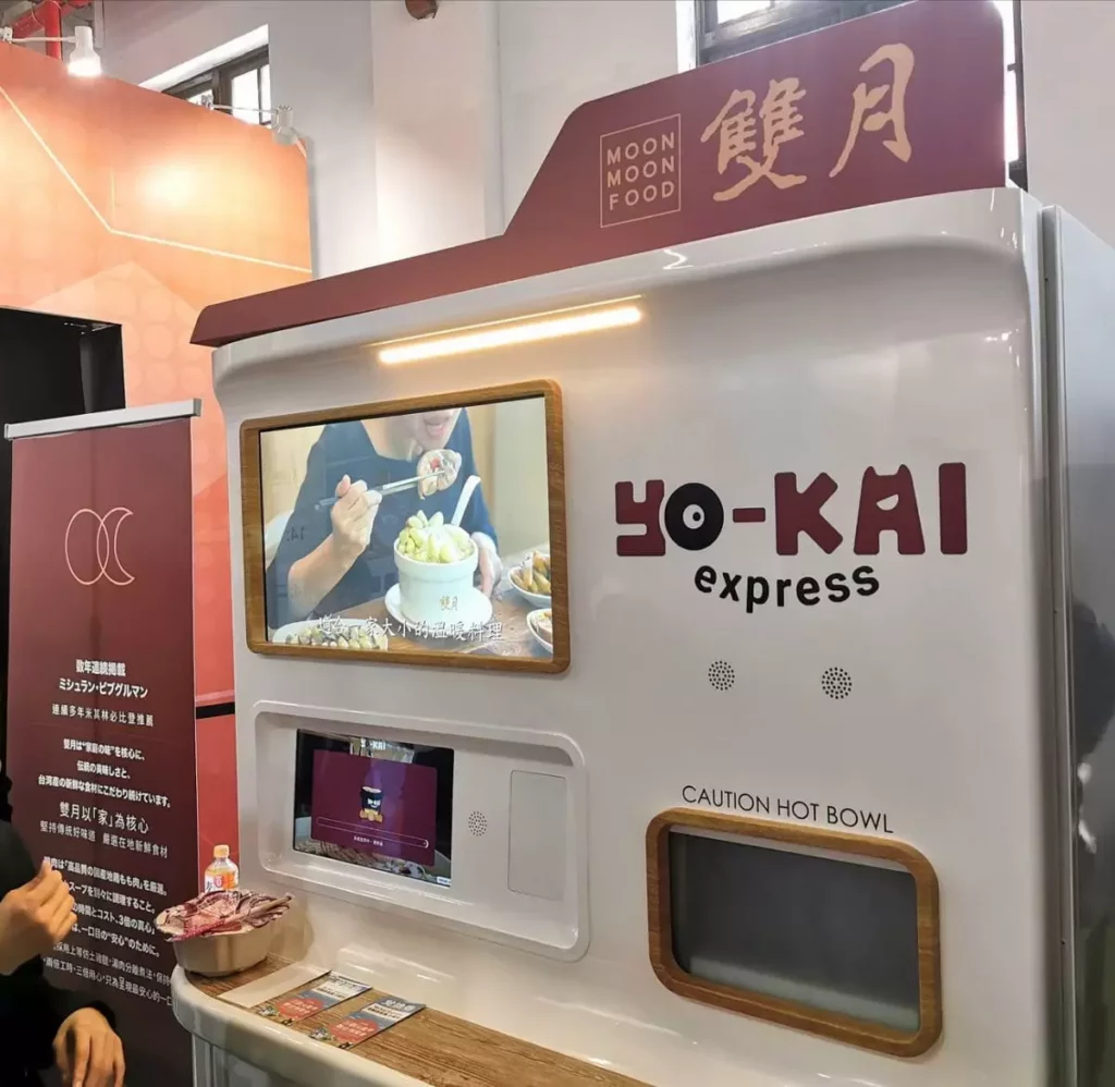 連續 8 屆米其林必比登名店「雙月食品社」。透過科技精準控溫,熱騰騰的雙月雞湯能瞬間復刻米其林級的鮮美滋味。