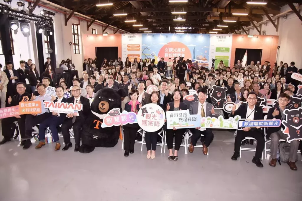 「2025觀光產業數位博覽會」盛大開幕。,全體大合影。