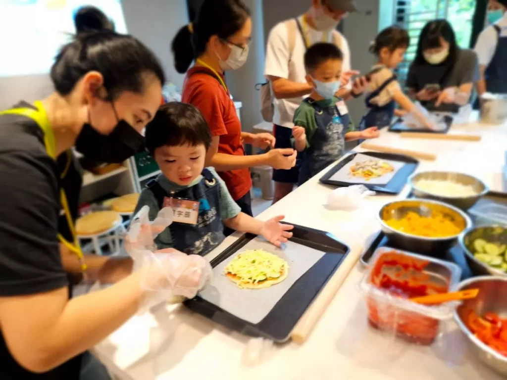 豪華大顆干貝加上海味食材的《干貝の海風披薩》DIY，是旅客最喜愛的手作