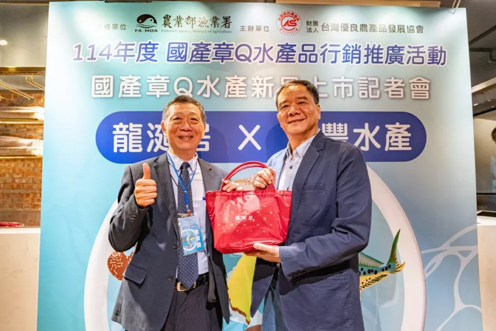 農業部漁業署副署長 謬自昌(左)、高氏饗宴國際股份有限公司 龍涎居品牌副董事長 高烽棋(右)與龍涎居2026年菜合影