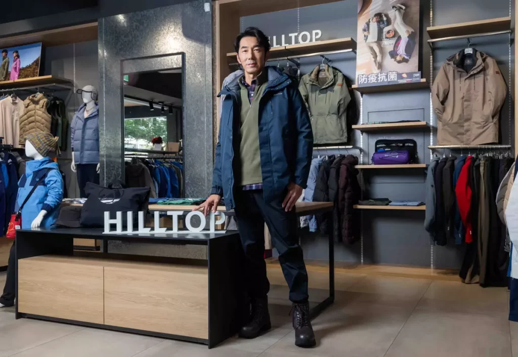 熱愛戶外活動的李李仁穿上山頂鳥二合一羽絨長大衣，最驚喜的是「造型與機能一次到位」，內外層可拆開獨立穿著，旅程中能依溫度自由調整，單穿就有型、疊穿更有層次。