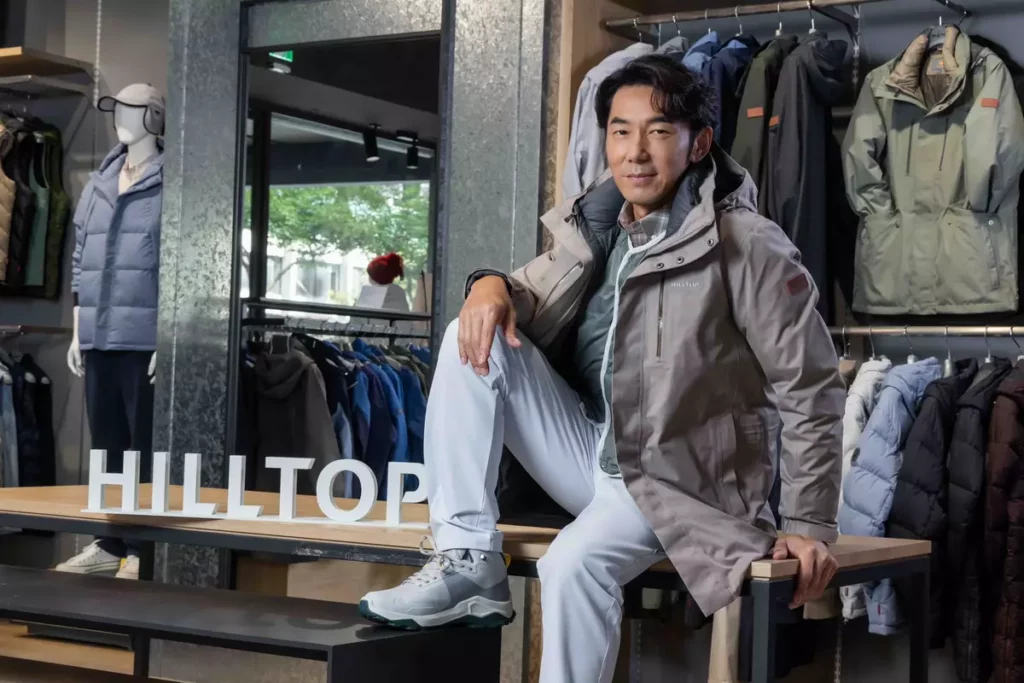 熱愛戶外活動的李李仁穿上山頂鳥二合一羽絨長大衣，最驚喜的是「造型與機能一次到位」，內外層可拆開獨立穿著，旅程中能依溫度自由調整，單穿就有型、疊穿更有層次。