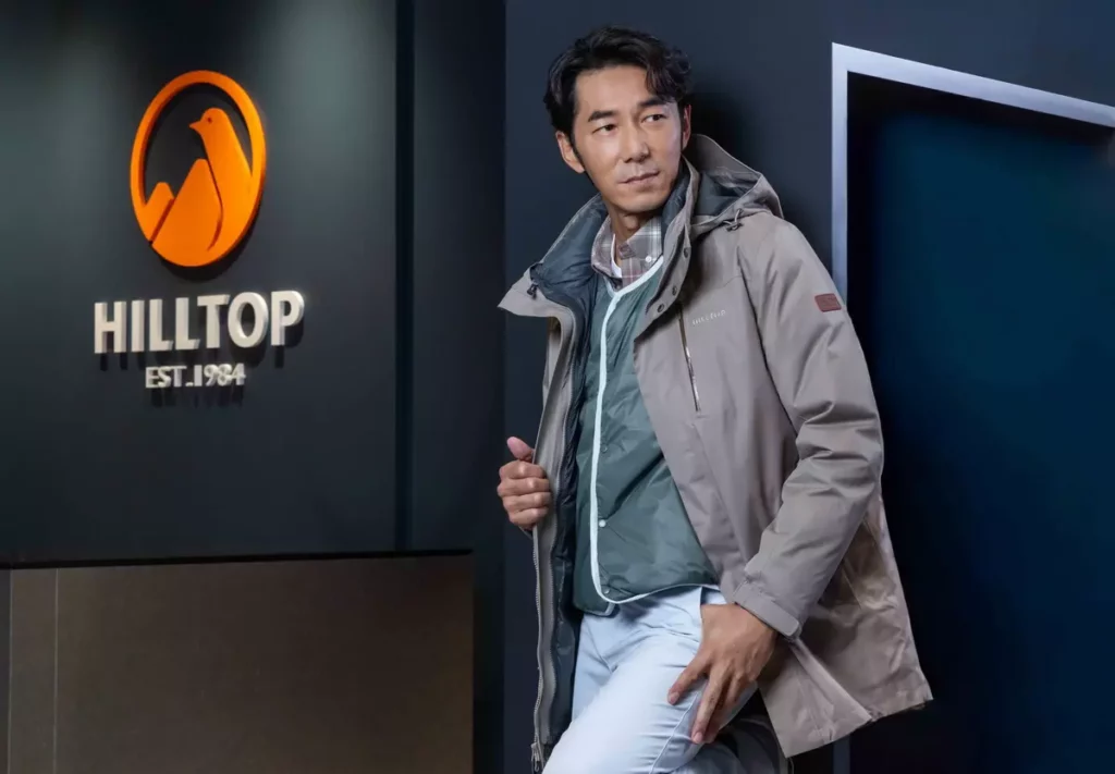 李李仁特別推薦山頂鳥雙面羽絨背心，雙面設計可在白色與綠色間轉換造型，除了保暖，一件即能創造兩種風格，是旅行中最實用的層次單品。