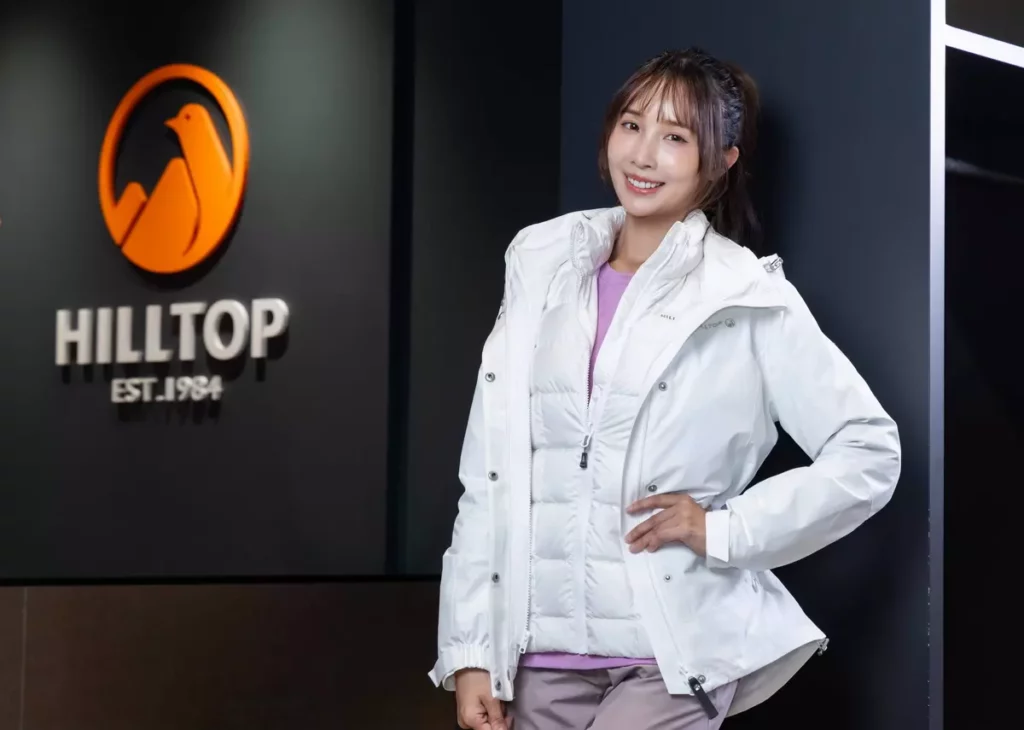 女裝超潑水石墨烯蓄熱羽絨短夾克，導熱性高、能把體表熱度均勻分散，遠紅外線機能讓體感更暖更穩定。除了單穿還可外加GORE-TEX防水短大衣，讓防風、防水、保暖等機能更完善。