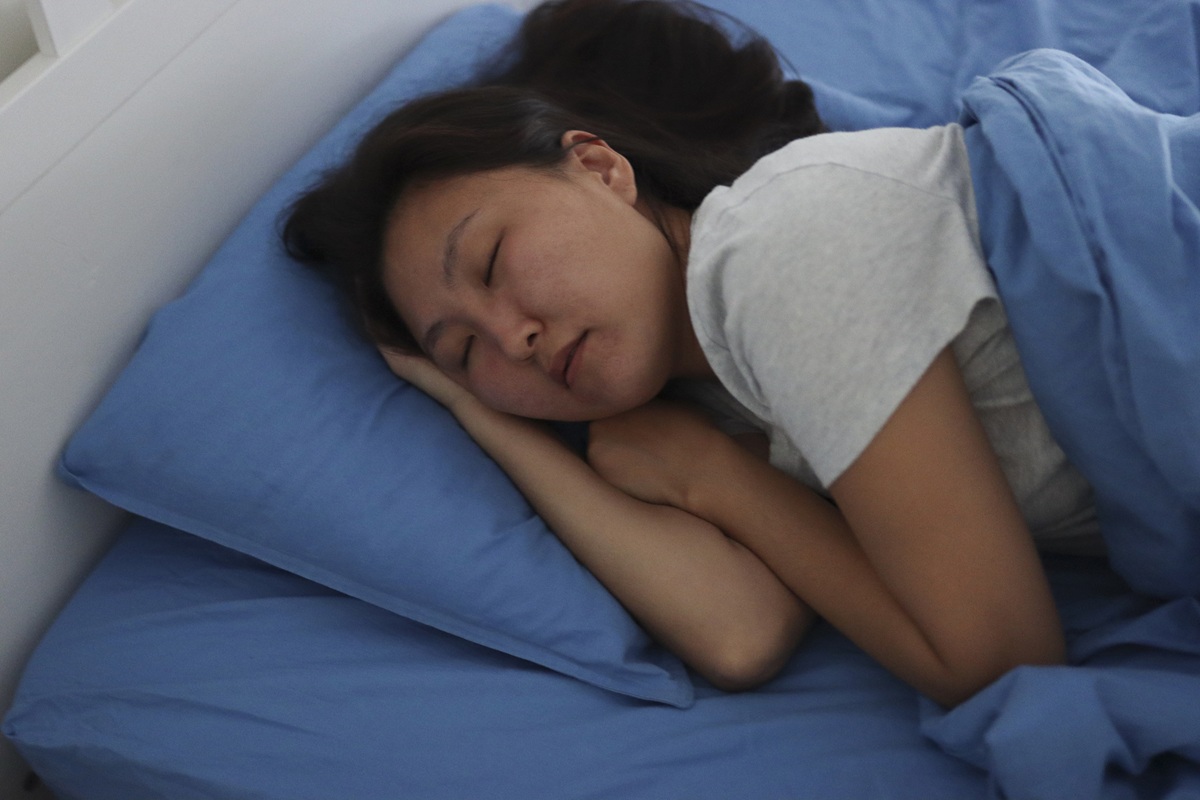 常失眠、睡不著？醫揭「5大偽助眠習慣」害的  小夜燈、硬躺等睡意都中