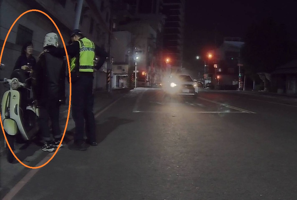 警車前闖紅燈 機車騎士糗了智慧警勤輔助系統抓贓車 224 cnews204251202a08