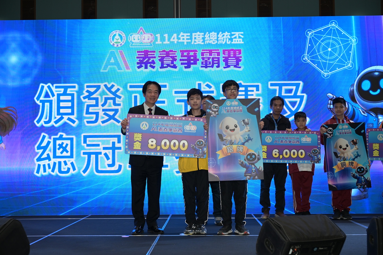 總統盃AI素養爭霸賽傳捷報 桃園大成國中過關斬將抱回金、銀獎 大成國中01 總統親頒獎大成國中總統盃AI素養爭霸賽國中一般組銀獎 0 0