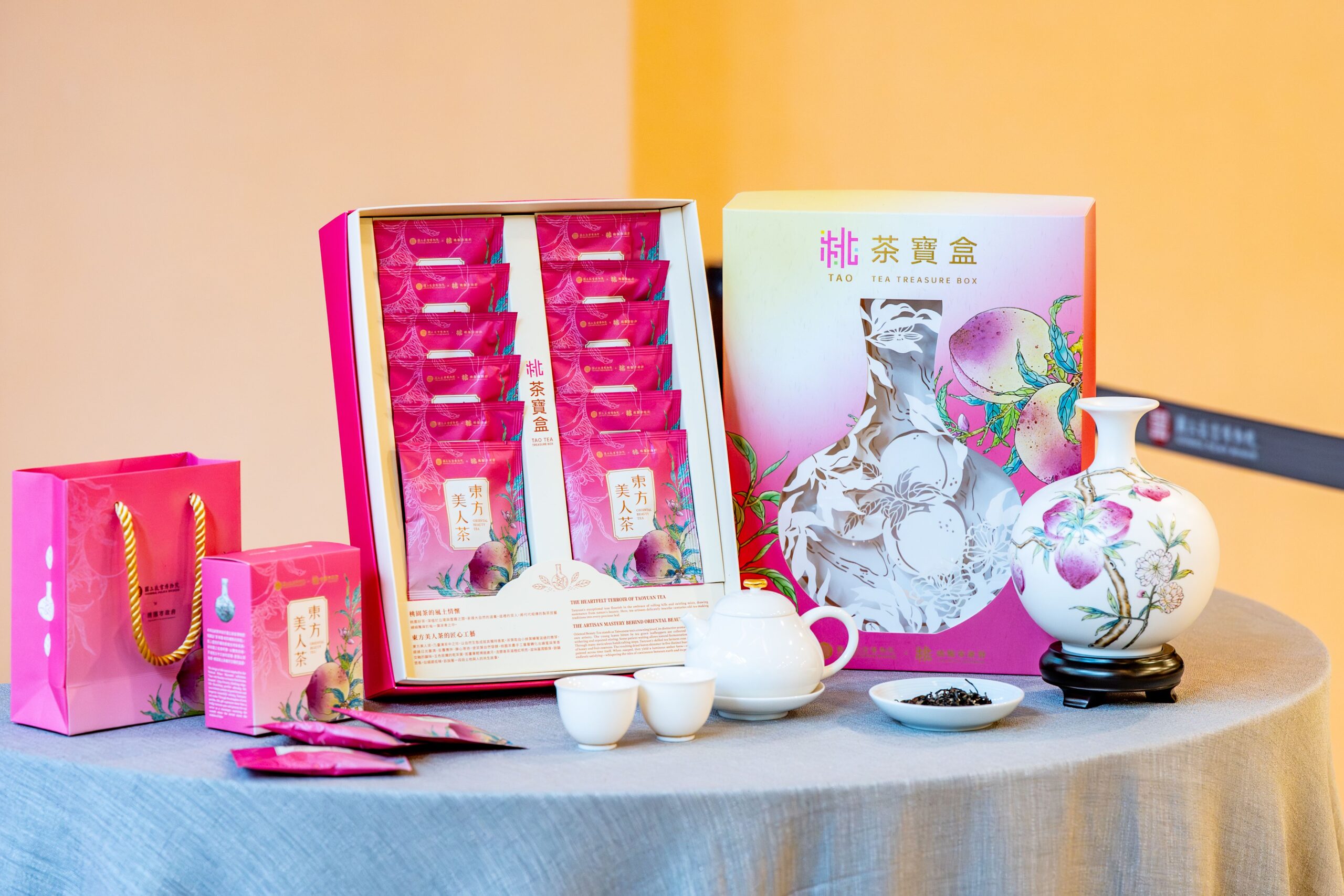 桃園東方美人茶與故宮聯名 「桃茶寶盒」限量開賣 d06e3c7e e3f6 470a b835 3d3cd283ff29 scaled