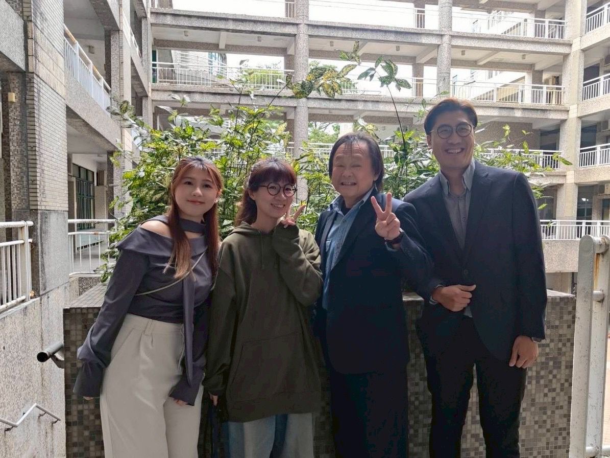 想要和立委王世堅合照的台北海大學生排隊排到走廊，更有學生抱著小狗前來。(圖/台北海大 提供)