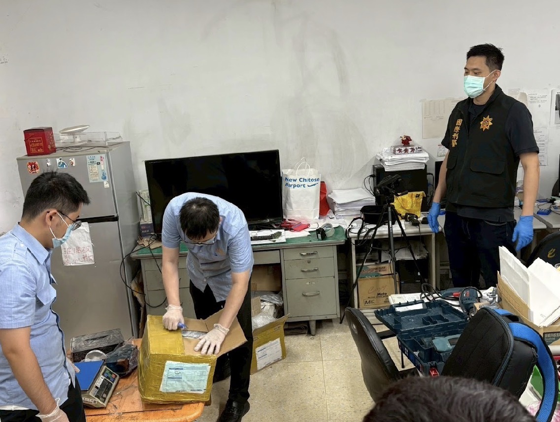 警方於入境包裹中查獲海洛因磚。(記者徐煜勝翻攝)