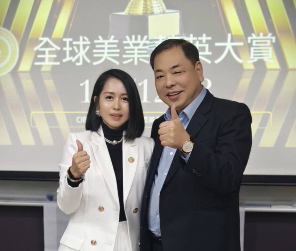 大會主席馮晏昀（左）與新竹縣副縣長陳見賢（右）合影，副縣長肯定本次賽事促進美業國際交流與青少年技職教育。（圖／記者林照東攝）