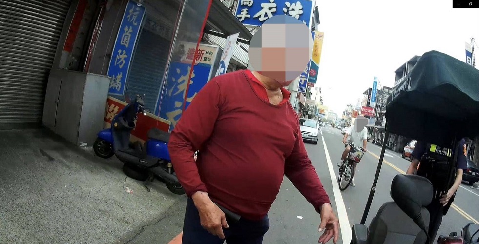 ▲電動代步車路口突拋錨,斗六警迅速救援化險為夷。(記者劉春生攝)