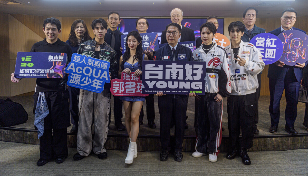 ▲今日的記者會,市長黃偉哲及贊助廠商代表,以及市議員沈震東、立法委員林俊憲服務處代表、各議員服務處代表也都到場,氣氛熱鬧非凡。(記者劉秋菊攝影)