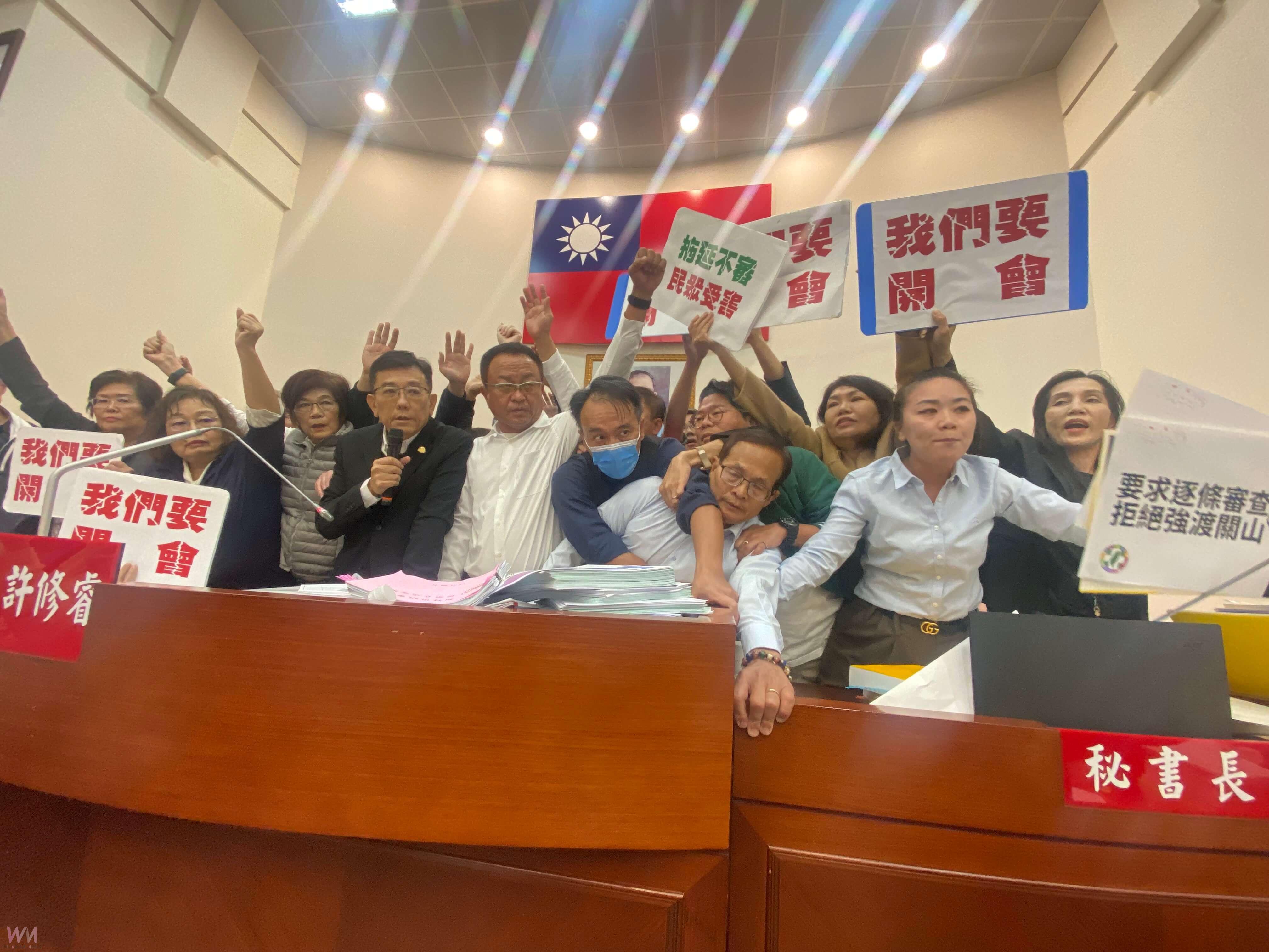 不滿包裹式審查明年總預算    竹市議會綠議員霸占主席台癱瘓議事廳     