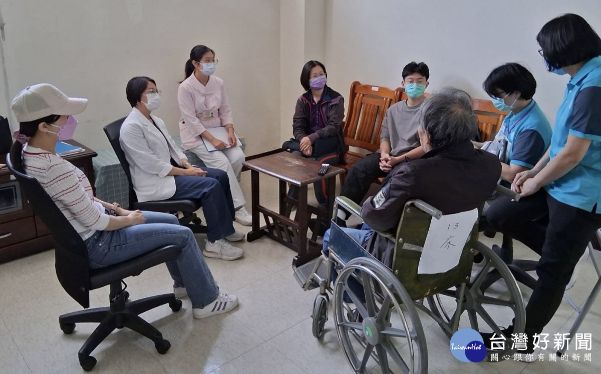 醫院召開跨團隊會議，共同討論返家需求。