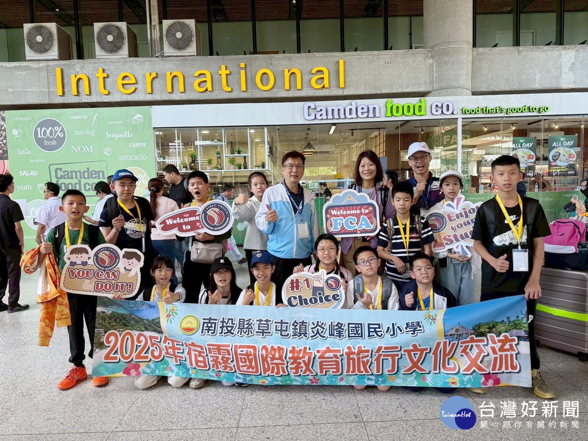 陳校長帶領炎峰國小學童赴菲律賓學校參訪。（炎峰國小提供）