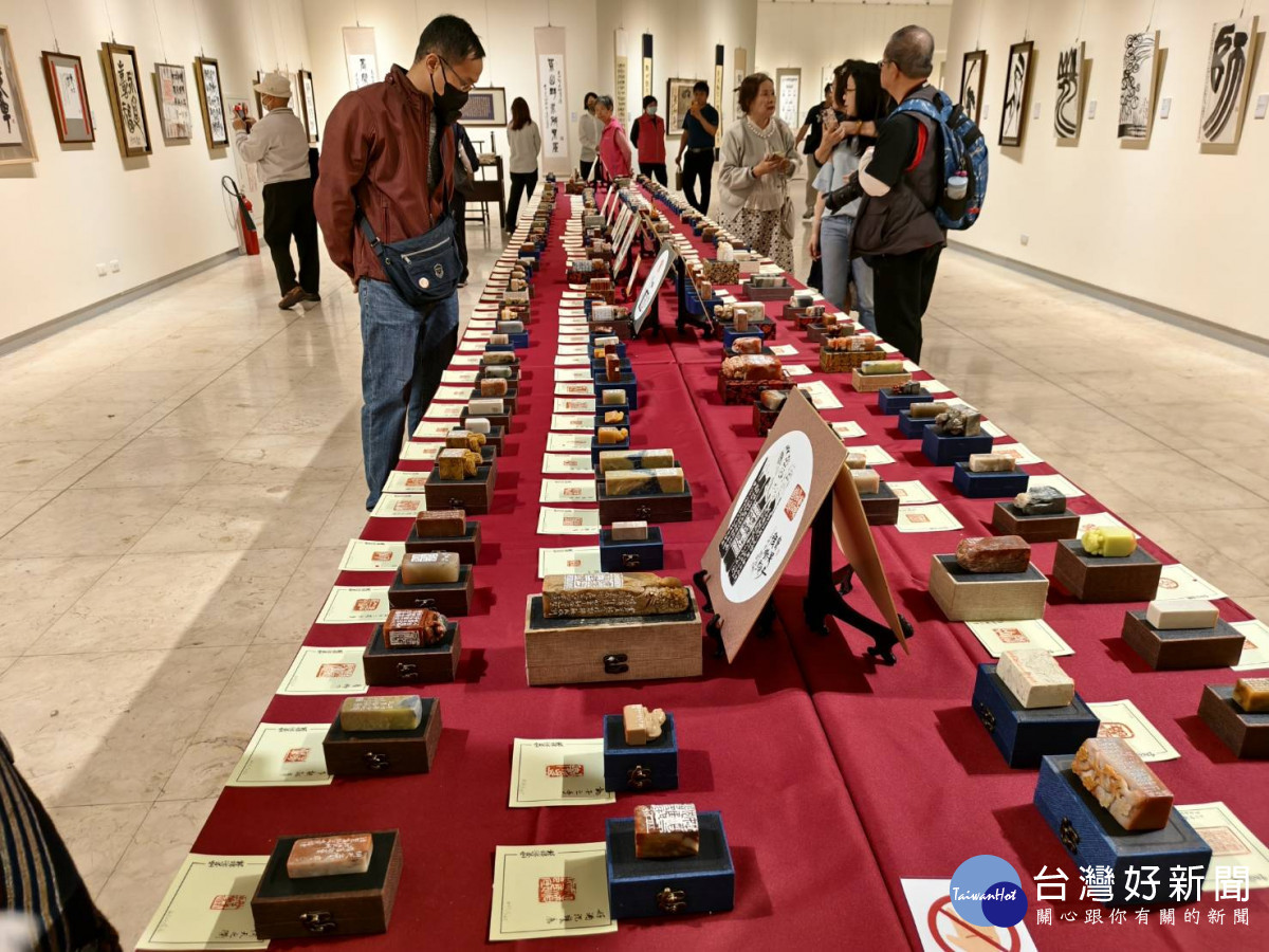 筆墨有情、金石有韻，賴錦源「十年藝覺金石夢」作品展登場。圖／記者鄧富珍攝