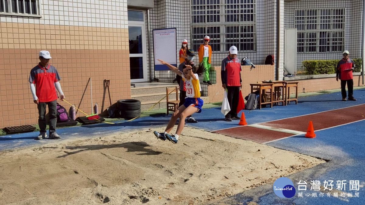 跳遠比賽選手使盡渾身解數。圖/彰化市公所提供