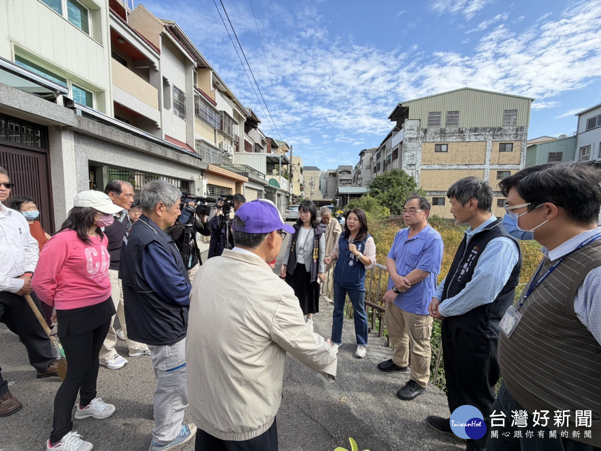 烏日出現大量毛毛蟲侵入住家,引起民眾恐慌,吳瓊華議員邀集相關單位會勘。