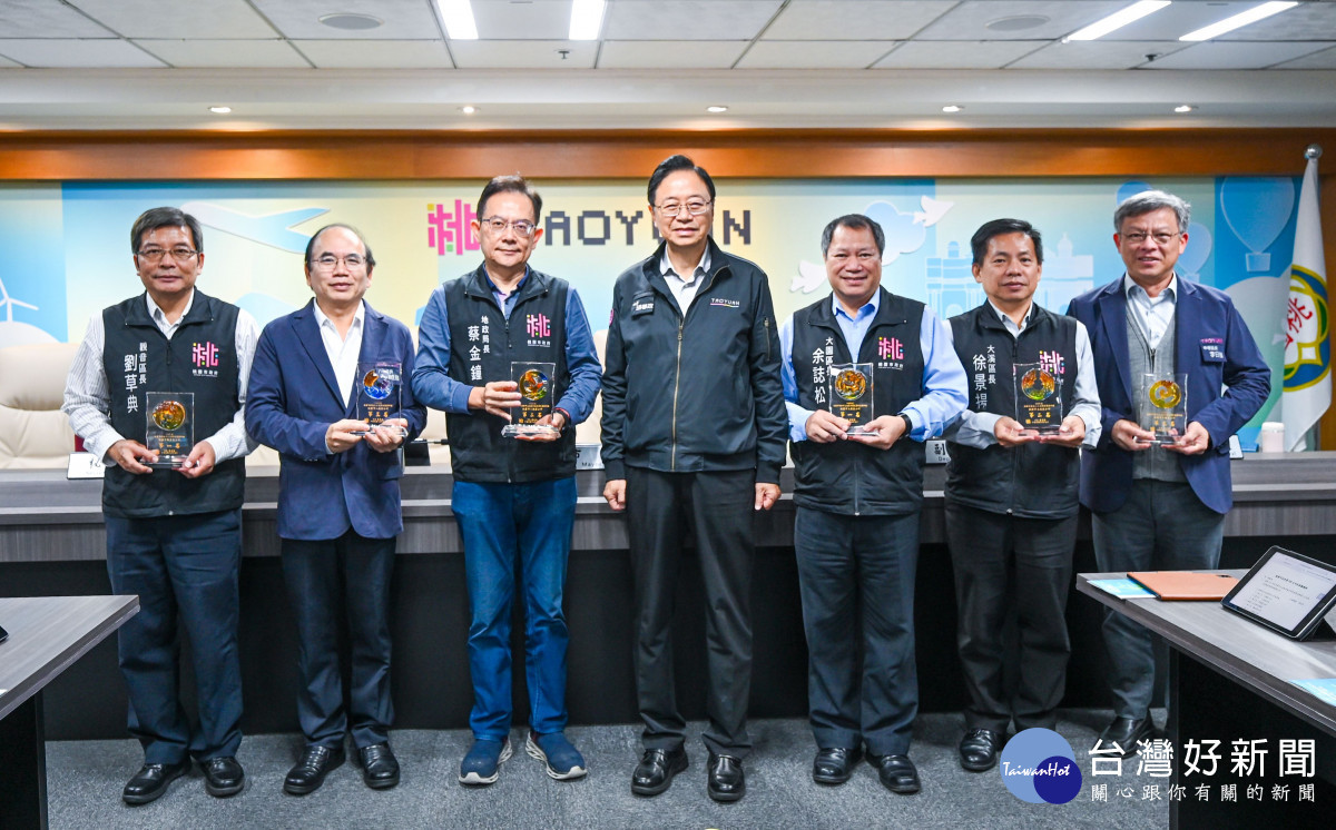 張市長頒獎表揚「114年度非都市土地使用編定管制業務及耕地三七五租約業務督導考核」績優公所。