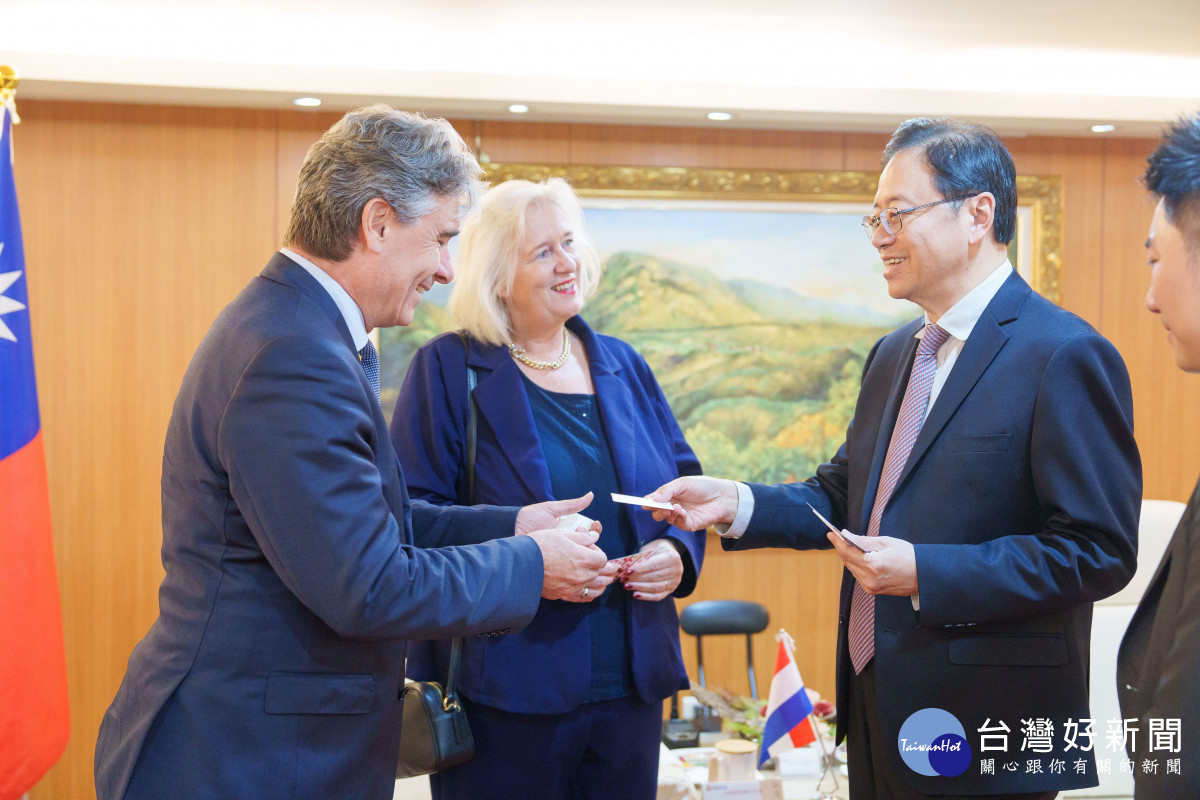 荷蘭哈勒默梅爾市Marianne Schuurmans-Wijdeven市長與荷蘭在台辦事處浦樂施代表訪桃。