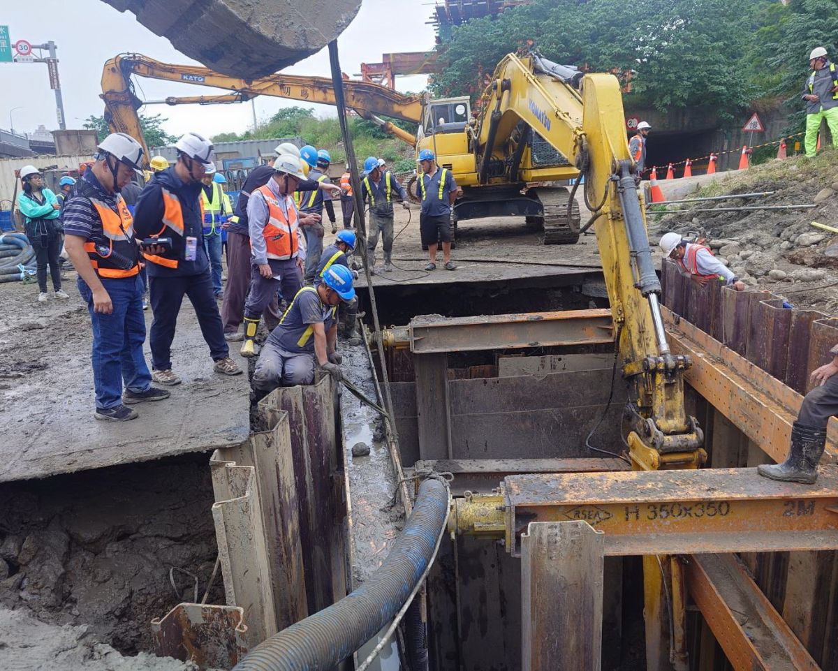 圖／淡水區因淡北道路工程挖破自來水幹管，超過 6 萬戶連續多日停水。（新北市政府工務局提供）