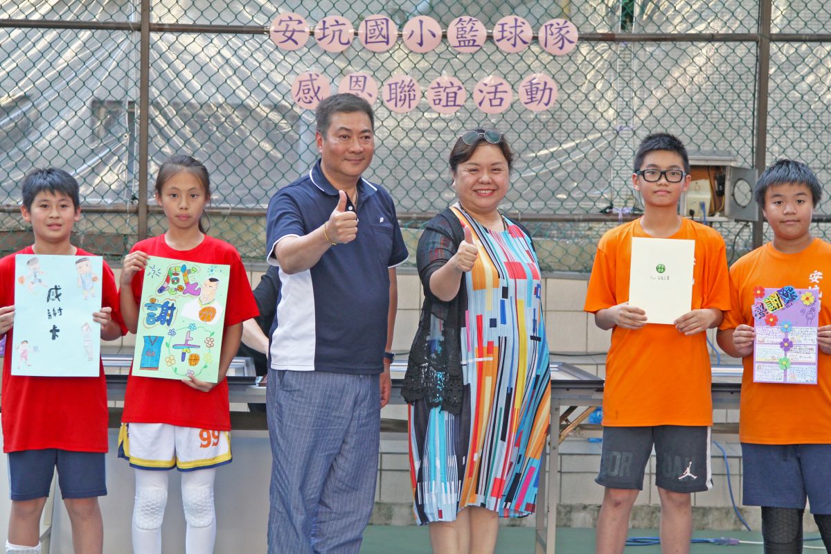 圖/新北安坑國小校長陳玉芳(圖左四)帶領學童致贈感謝卡,致謝安葆電能「三年百萬計畫」,由安葆電能董事長陳志復(圖左三)代表接受。(安葆電能 提供)