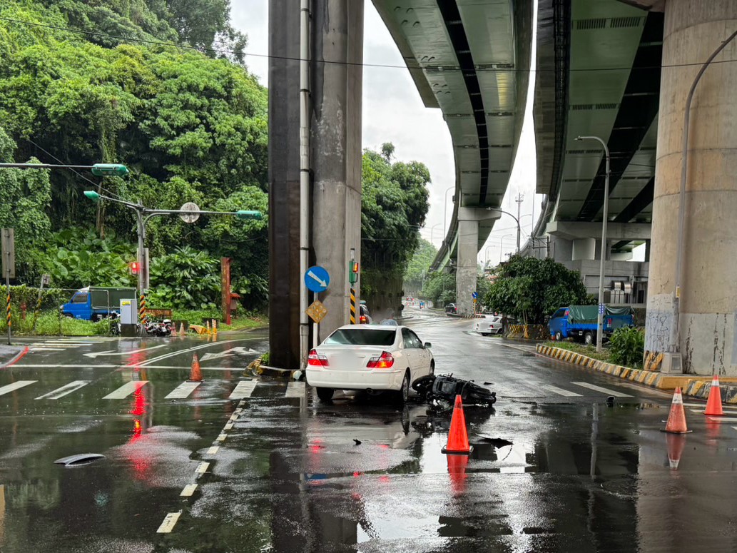 朱男駕駛白色轎車,視號誌燈為無物,直接闖紅燈左轉切入路口,猛撞對向直行的曹姓騎士。