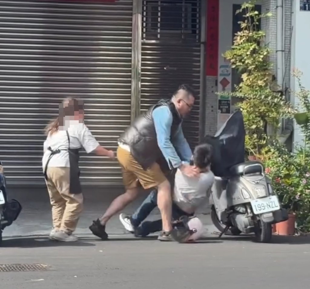 台中街頭母子吵架兒子持刀相向! 兒遭路人制伏母親遭水果刀劃傷