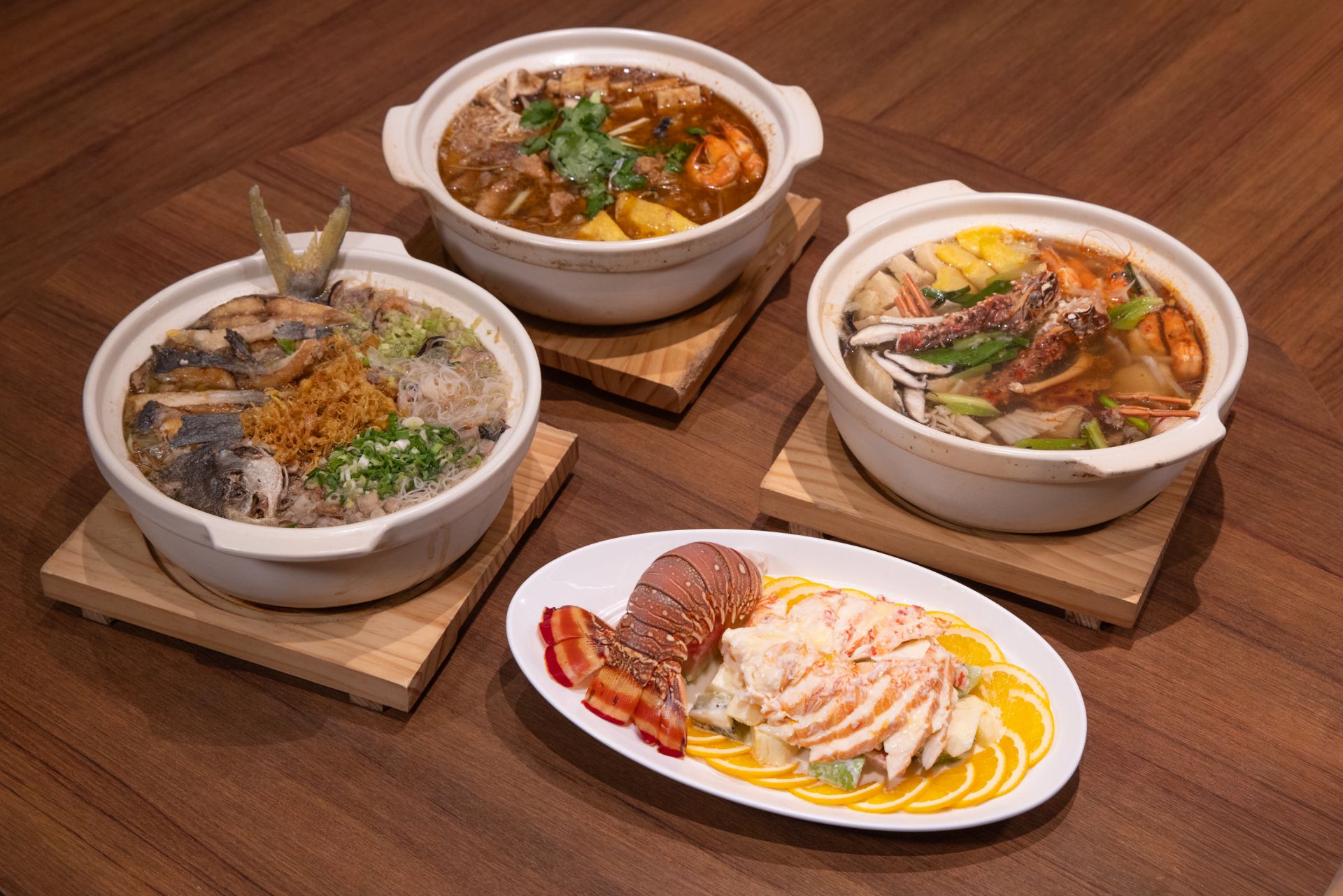 「真珠 台灣佳味」推出三款御品功夫菜〈龍蝦雙饗宴〉、〈鮮鯧米粉海鮮鍋〉及〈珍味功夫砂鍋魚〉,是提前預訂才能享受得到的澎湃美味。圖/饗賓集團提供