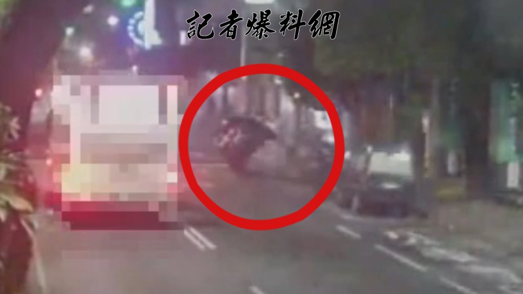 三重街頭玩命關頭!女駕駛恍神自撞「翹兩輪」掃翻整排10機車