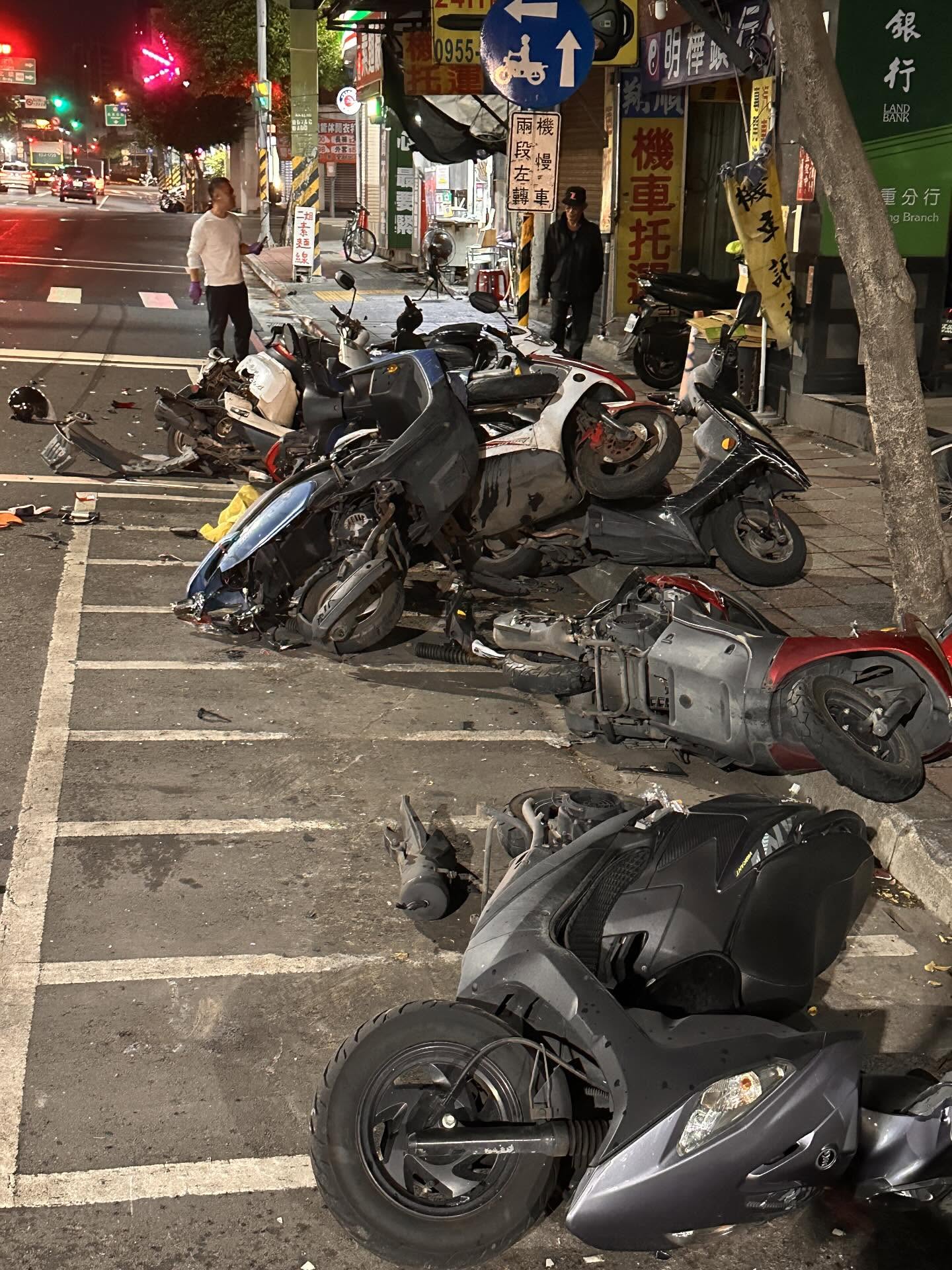 蔡女駕駛車輛突然向右偏移,直接掃翻路旁停車格內的10輛普通重型機車。